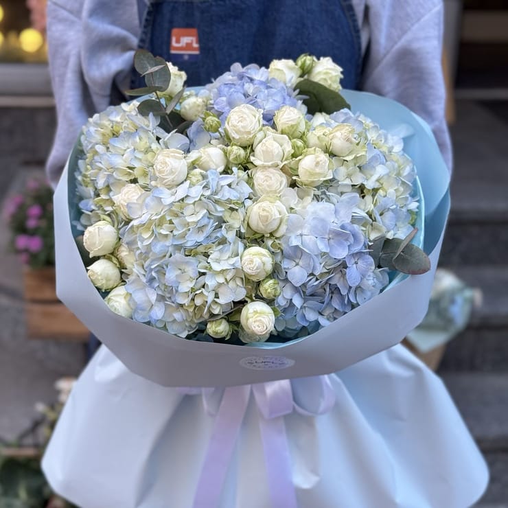 Небесний букет гортензій і троянд – доставка квітів у Аваруа