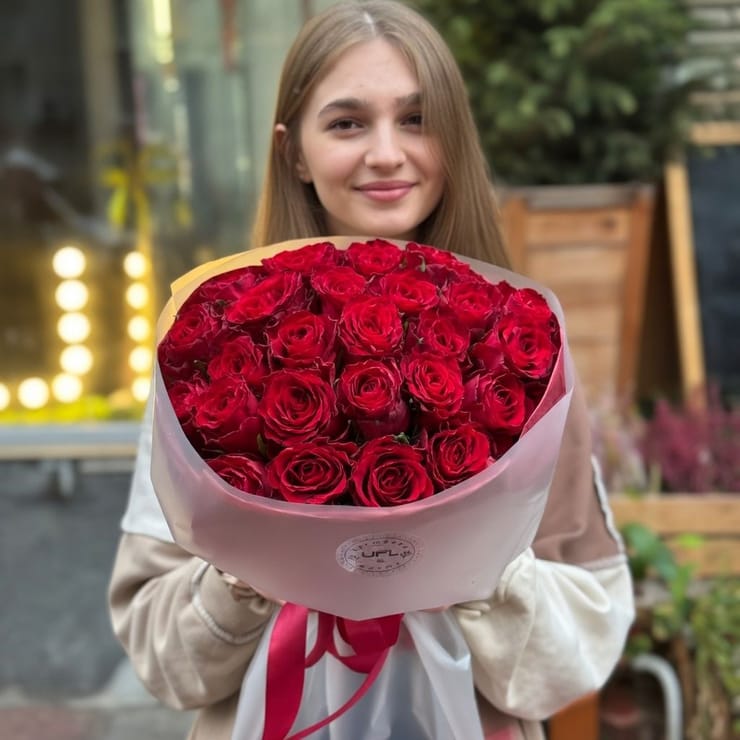 25 червоних троянд Кенія – доставка квітів у Есте