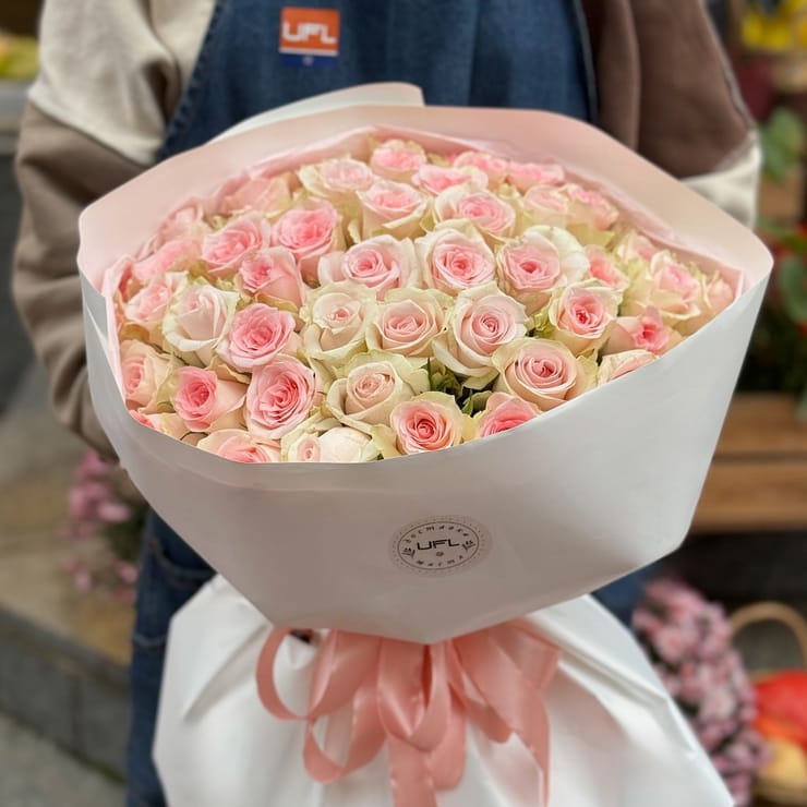 51 рожева троянда Кенія  – доставка квітів у Сахура