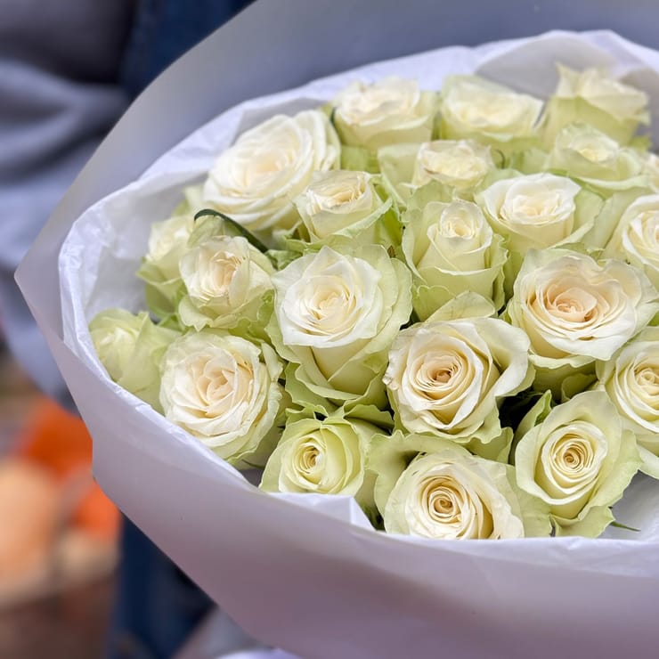 25 белых роз Кения – доставка цветов в Юбилейное (Запорожская область)