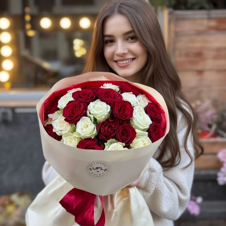 25 червоних і білих троянд Кенія – доставка квітів у Рі