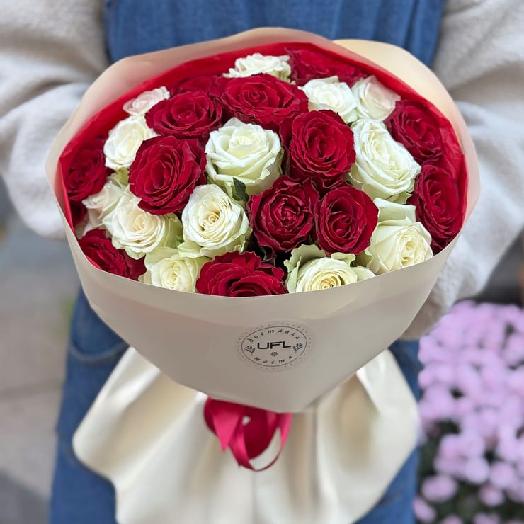 25 красных и белых роз Кения – доставка цветов в Юбилейное (Запорожская область)