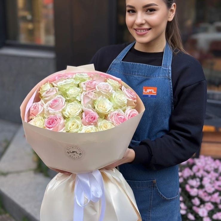  25 pink and white roses Kenia – flower delivery in Recloses