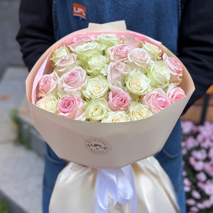 25 розовых и белых роз Кения – доставка цветов в Юбилейное (Запорожская область)