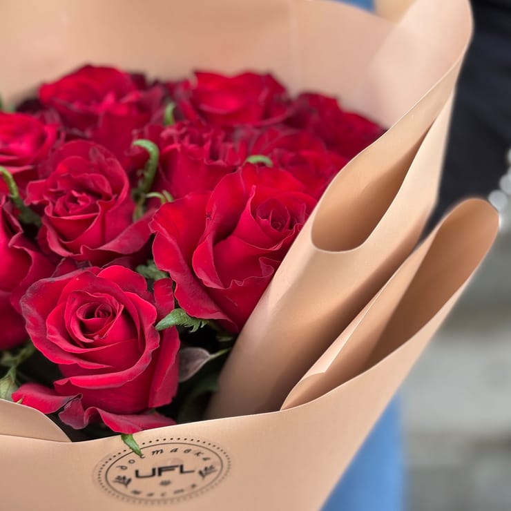 11 красных роз Кения – доставка цветов в Желтое