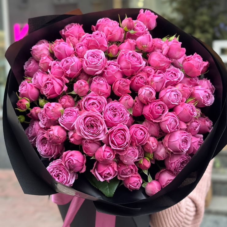 35 рожевих піоновидних троянд  – доставка квітів у Ігні