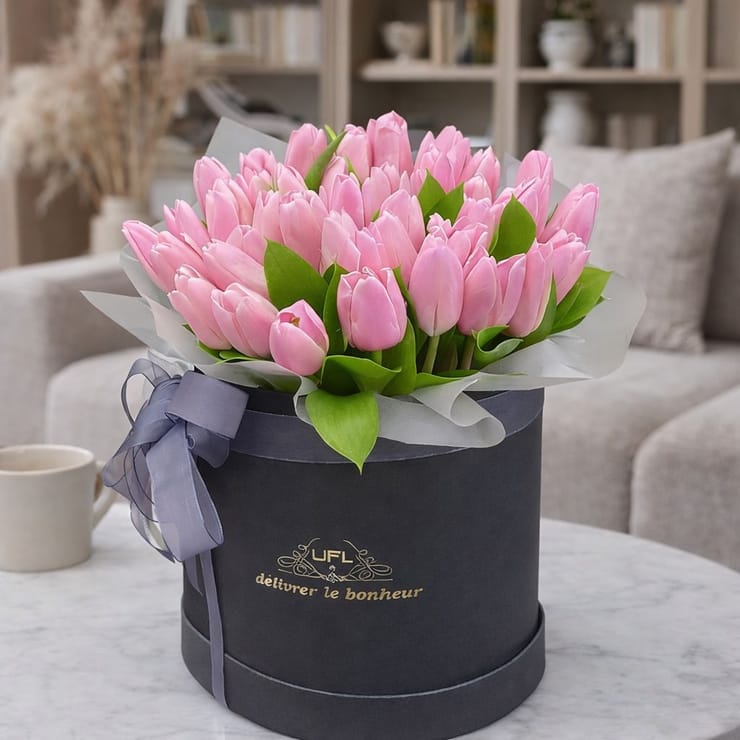 Рожеві тюльпани в коробці 45шт – доставка квітів у Білгород-Дністровський