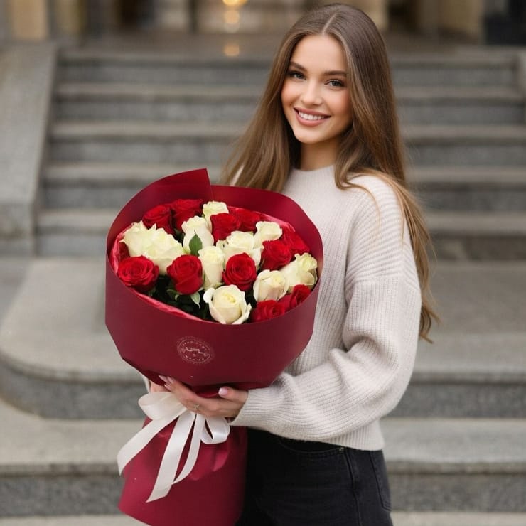 21 червона і біла троянда – доставка квітів у Ніжин