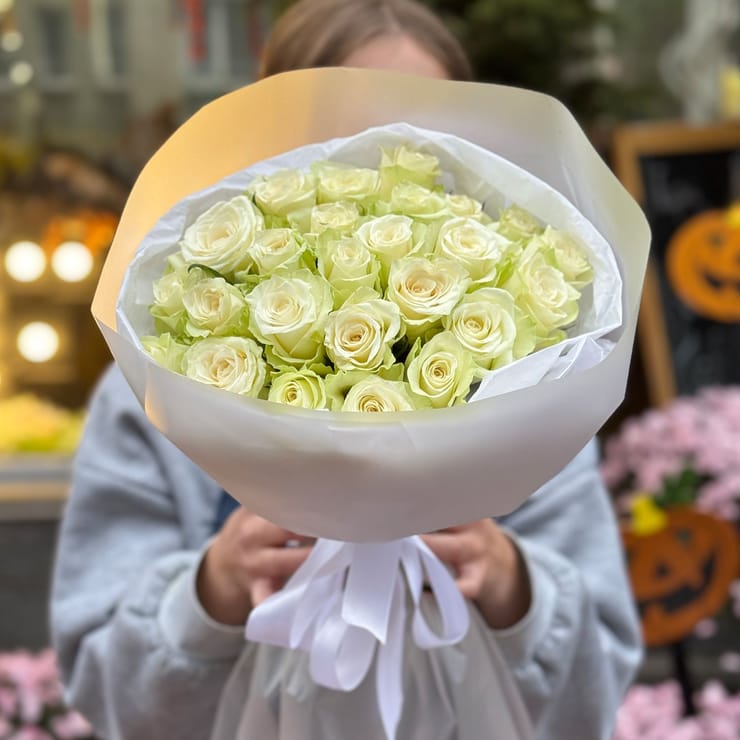 25 белых роз Кения – доставка цветов в Юбилейное (Запорожская область)