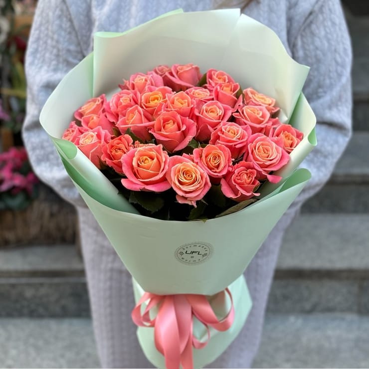 25 coral roses – flower delivery in Yubileynoye (Dnepropetrovsk, Ukraine)
