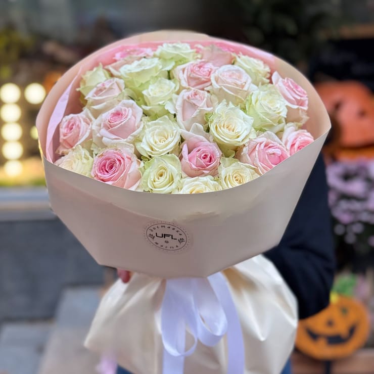 25 розовых и белых роз Кения – доставка цветов в Юбилейное (Запорожская область)