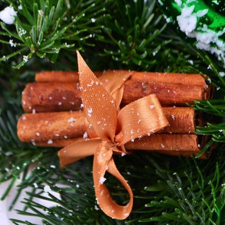 Різдвяна прикраса – доставка квітів у Київ - Соломенський район