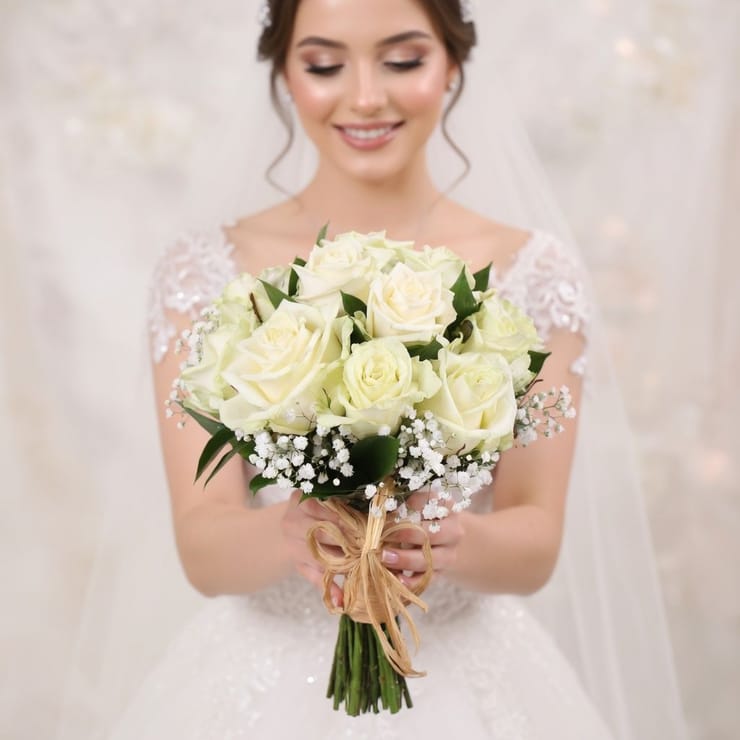 Winter touch white roses 13pcs – flower delivery in Zalma