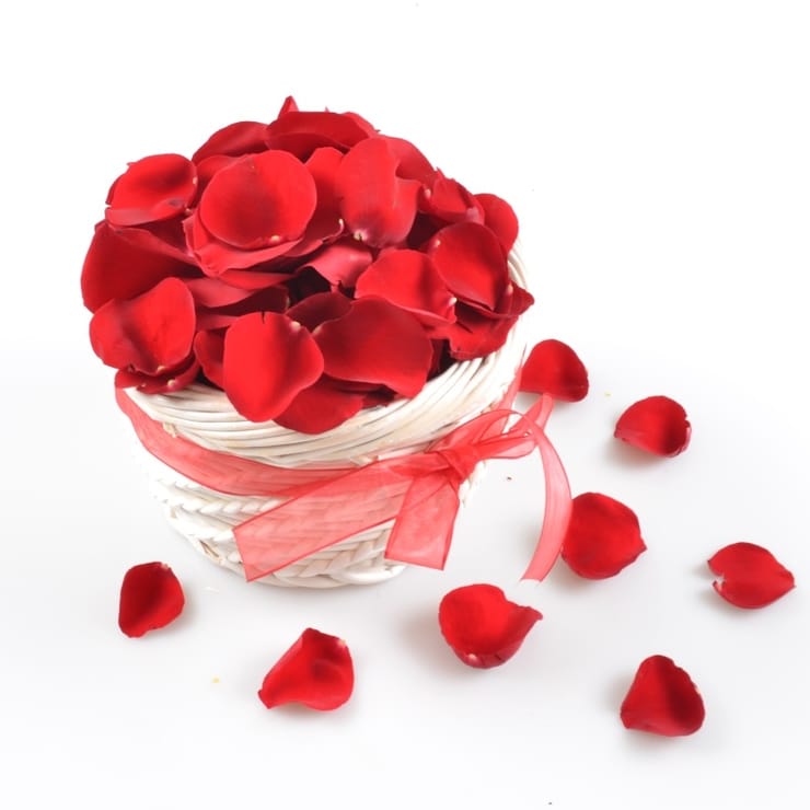 Лепестки красных роз – доставка цветов в Порт Морсби