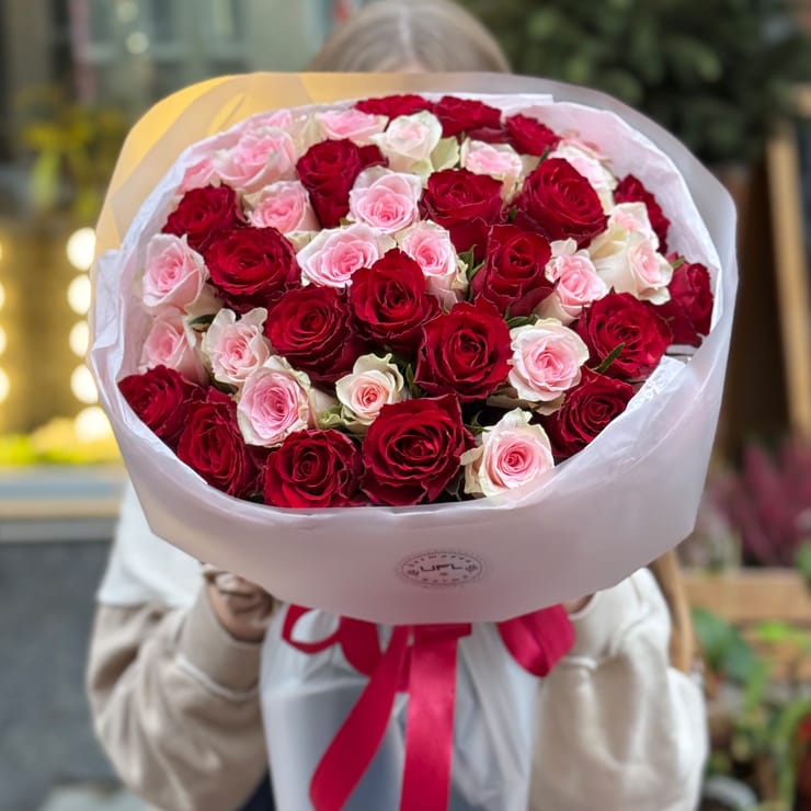 51 красная и розовая роза Кения – доставка цветов в Юбилейное (Запорожская область)