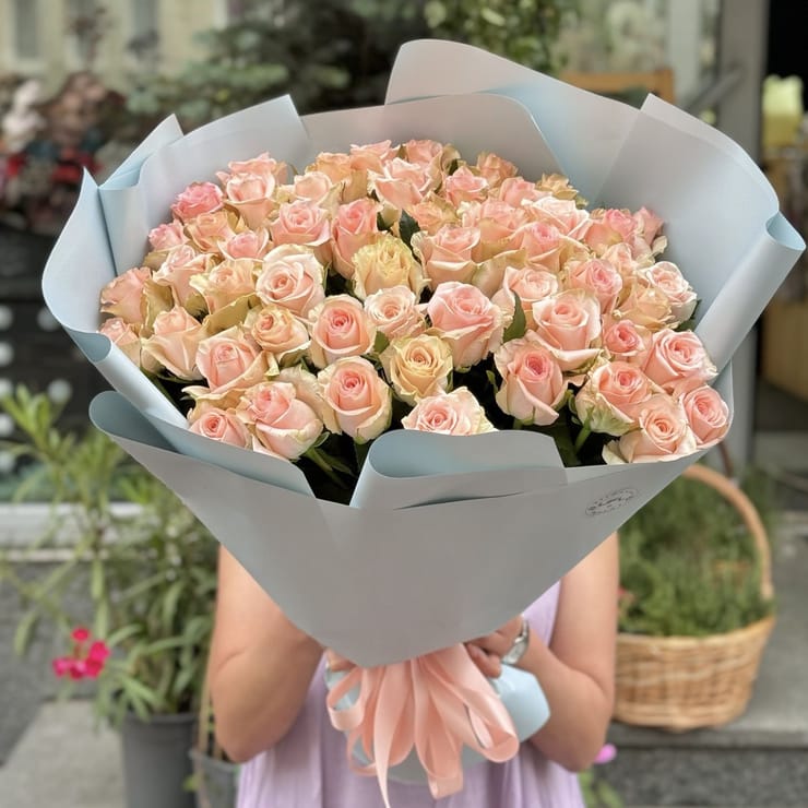 51 creamy roses – flower delivery in Kirovsk (Ukraine)