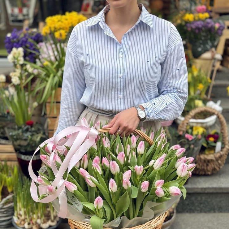 101 тюльпан у кошику – доставка квітів у Петриківка