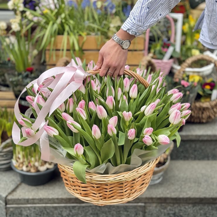101 tulips in a basket – flower delivery in Hako