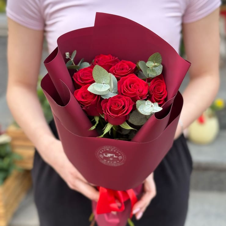 7 червоних троянд  – доставка квітів у Червоноармійськ