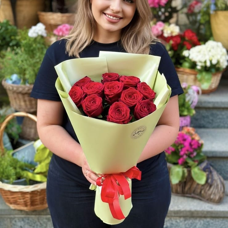11 красных роз – доставка цветов в Поти