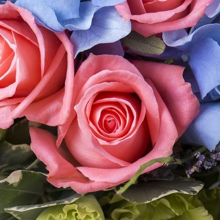 Квіткова композиція в коробці – доставка квітів у Аваруа