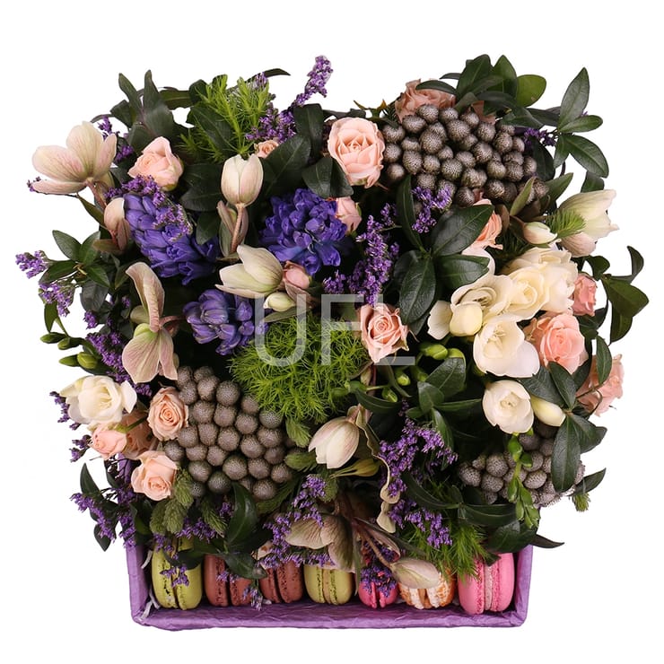 Букет цветов Макаруновый рай – доставка цветов в Черневцы