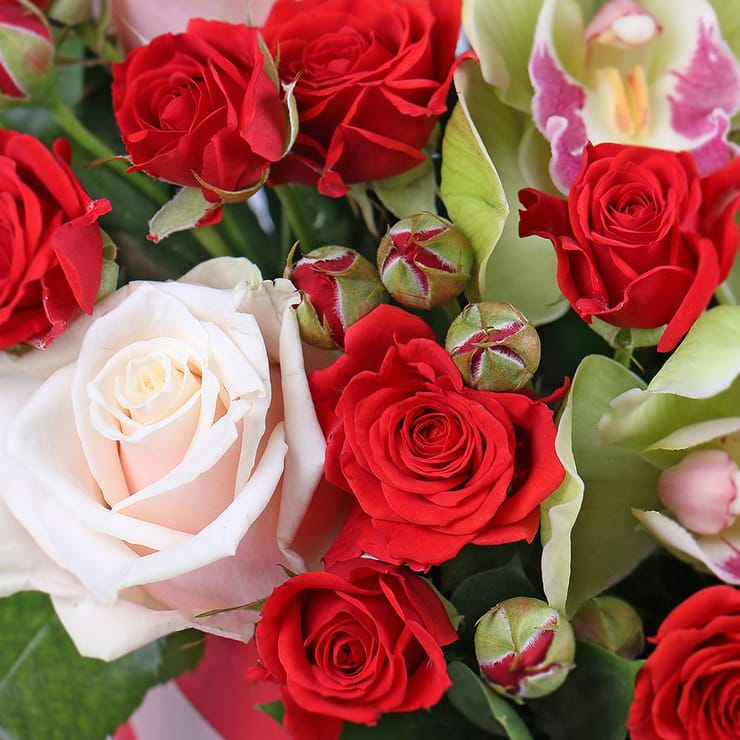 Flower box About Love – flower delivery in Kirovsk (Ukraine)