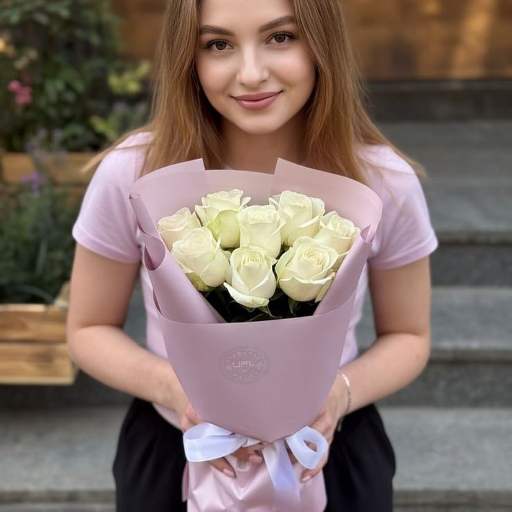 Букет 7 білих троянд – доставка квітів у Київ