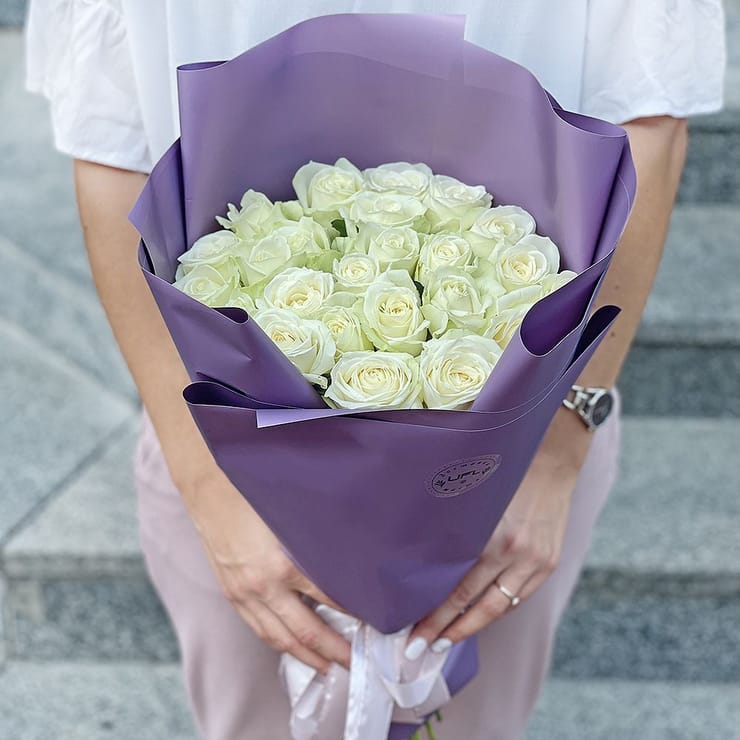 Bouquet 25 white roses – flower delivery in Kirovsk (Ukraine)