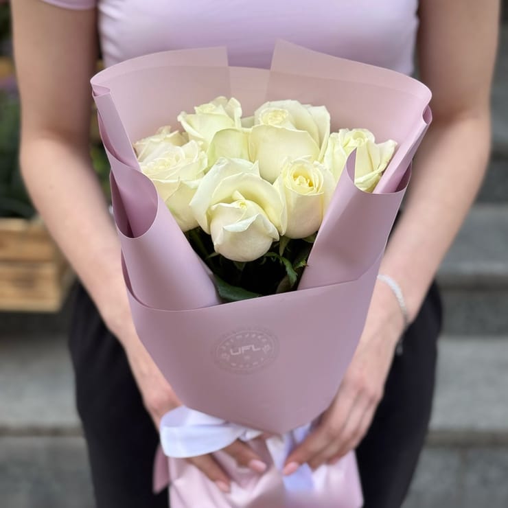 Букет 7 білих троянд – доставка квітів у Славута