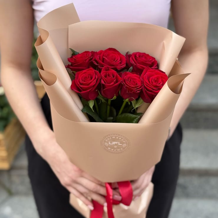 Букет 7 червоних троянд Освідчення – доставка квітів у Красноград