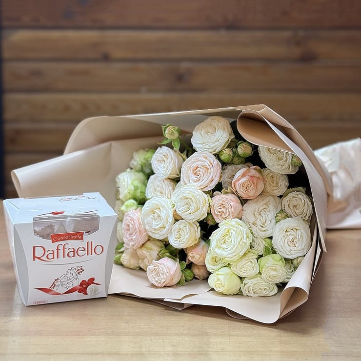 Букет кущових троянд + Raffaello – доставка квітів у Ювілейне (Дніпропетровська обл., Україна)