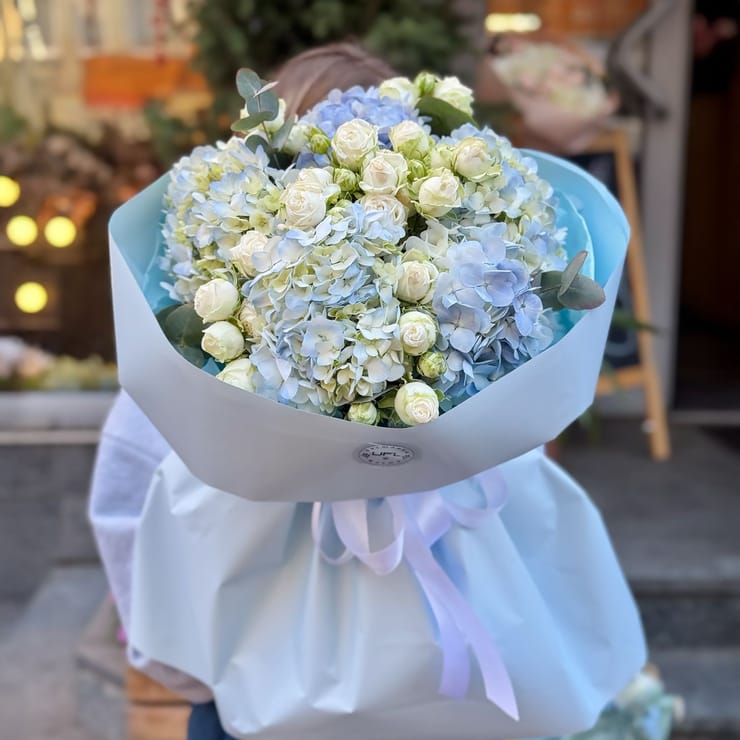 Небесний букет гортензій і троянд – доставка квітів у Аваруа
