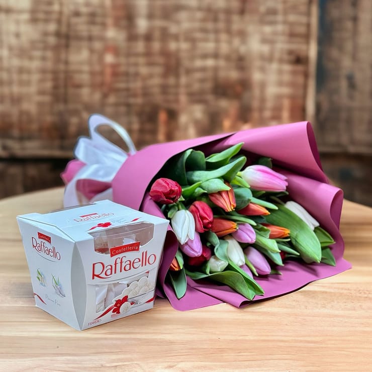 Букет 19 тюльпанів з raffaello – доставка квітів у Червонозаводське