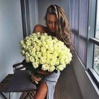 Блондинка с букетом: какие цветы дарить девушке со светлыми волосами