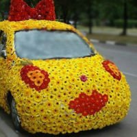 Украшение свадебного автомобиля живыми цветами